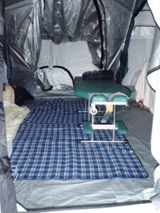 仮設テントの中の鍼灸スペース